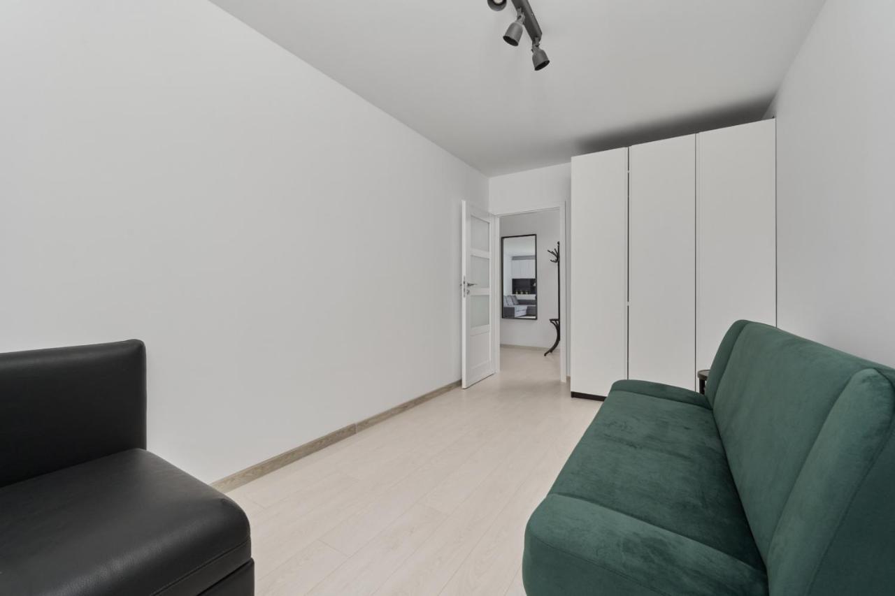 Apartment Spacious Dmowskiego By The River With Parking & Balcony By Renters Wroclaw