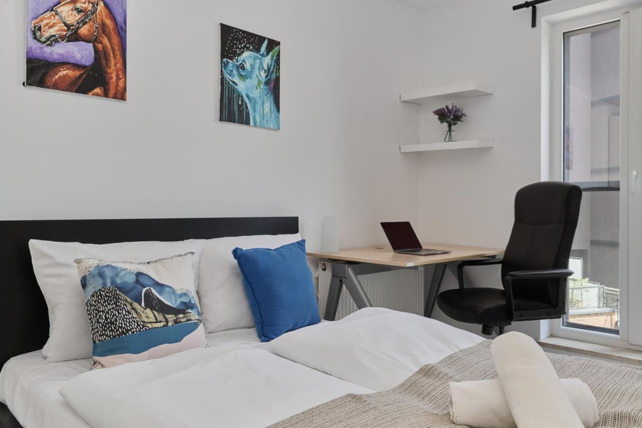 Spacious Dmowskiego By The River With Parking & Balcony By Renters Apartment *