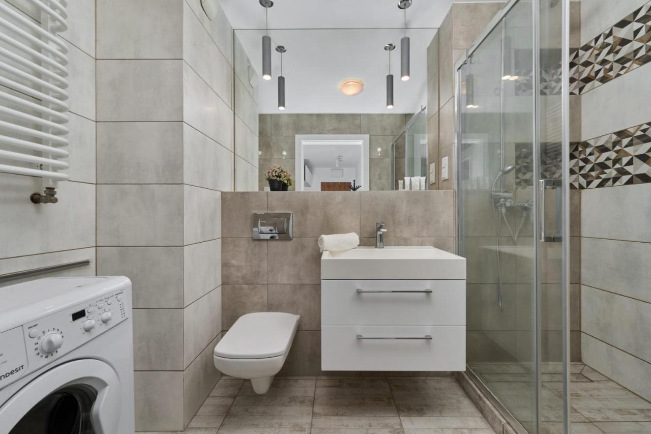 Spacious Dmowskiego By The River With Parking & Balcony By Renters Appartamento Breslavia